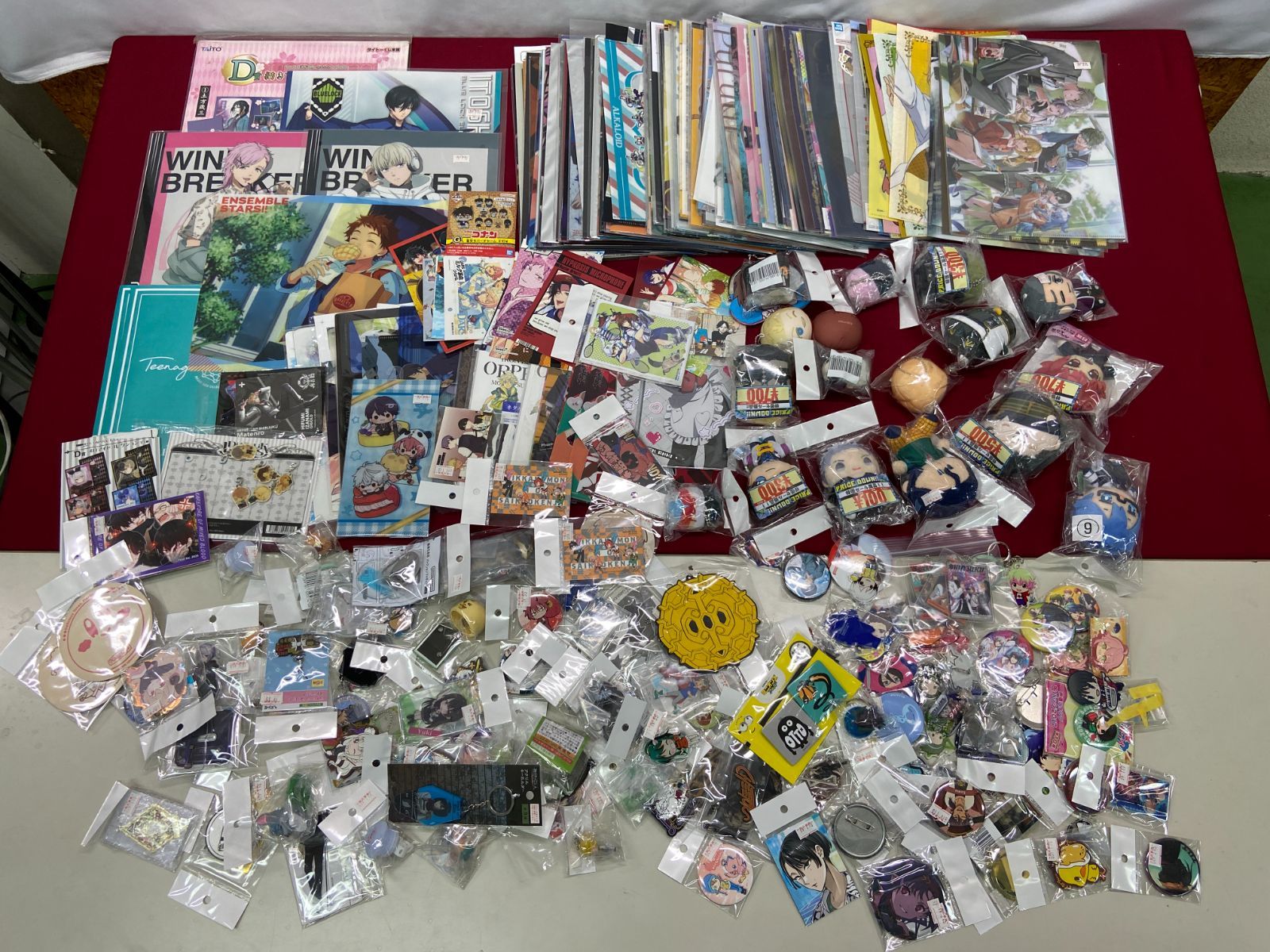 ハイキュー！！ ブルーロック 文スト アイナナ 刀剣乱舞 進撃の巨人 にじさんじ プロセカ コナン 他 大量 グッズ セット有些许损伤或污渍