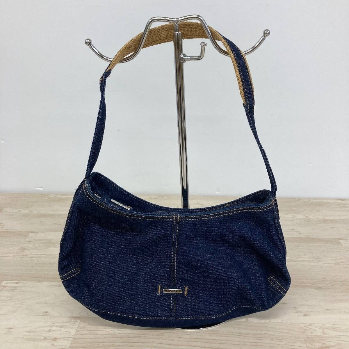美品 GUESS/ゲス デニム ショルダーバッグ インディゴブルー/ネイビー ロゴプレート ハンドバッグ ワンショルダー レディース[OQ02144]