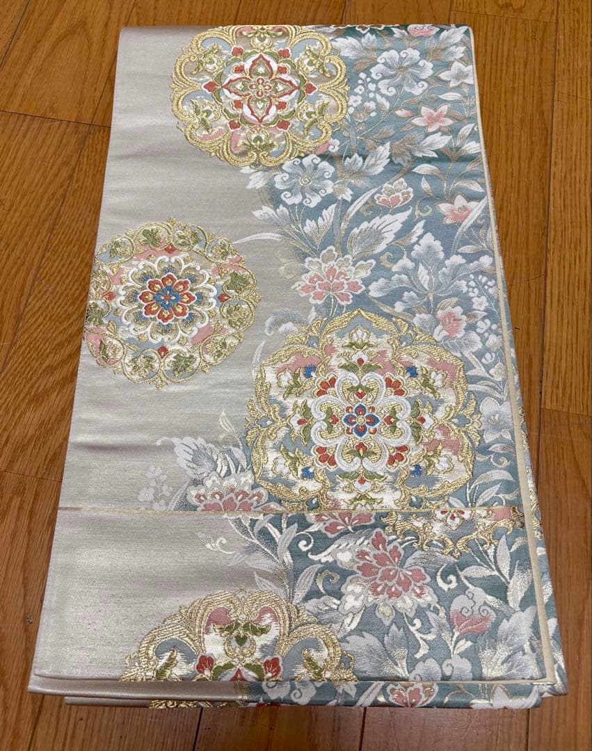 薄いグレー 花柄刺繍 袋帯没有明显的损伤或污渍