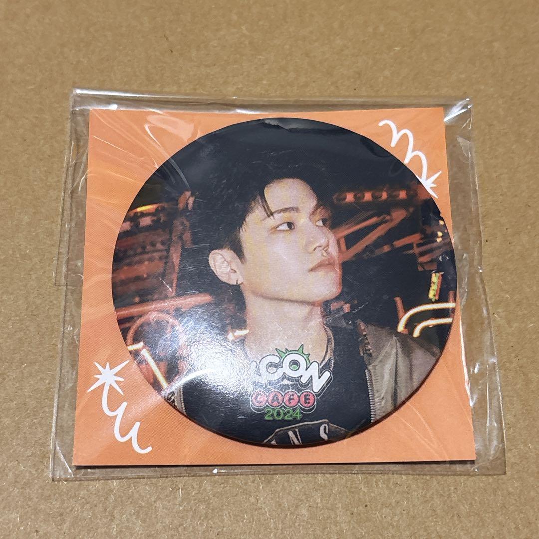 リウ　ピンバッジ　KCON 香港　カフェ　ボイネク