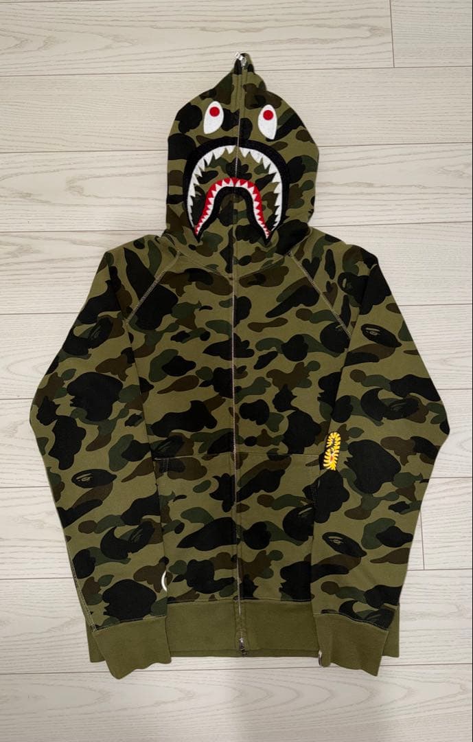 A BATHING APE シャークパーカー 1ST CAMO Green LA BATHING APE;没有明显的损伤或污渍