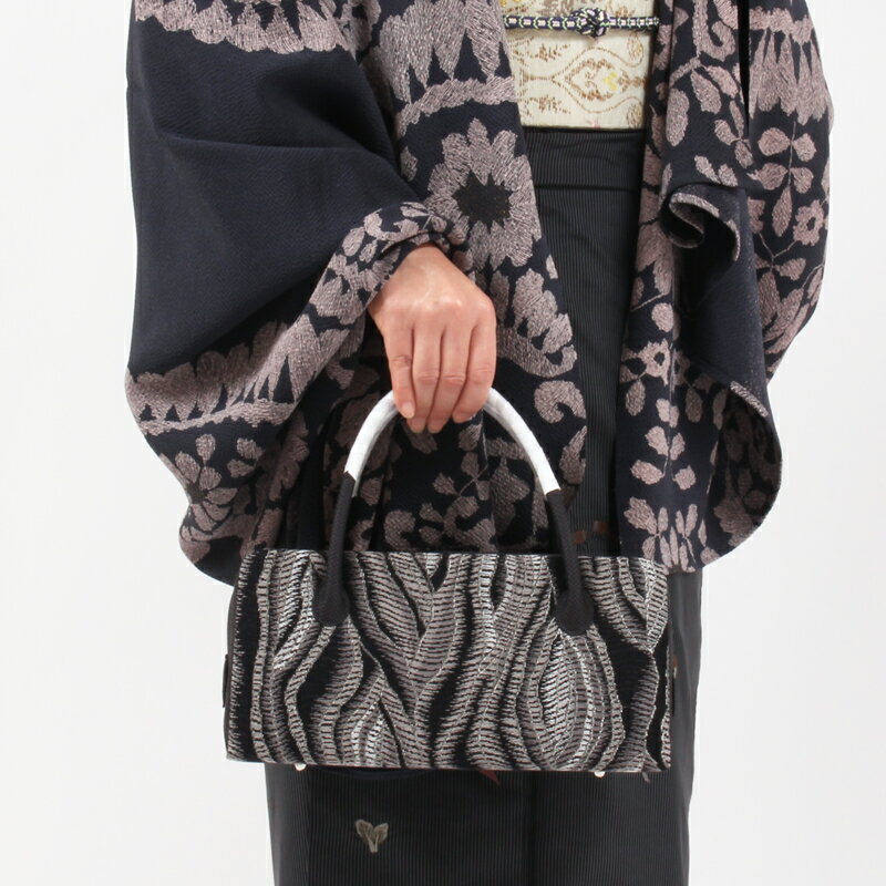 【最大1000円OFFクーポン】利休バッグ 和小物さくら 正絹　流れ縞 幾何学模様 ブラック系　あおり型 日本製 SACRA カジュアル お洒落用 和装バッグ 鞄 カバン 着物バッグ