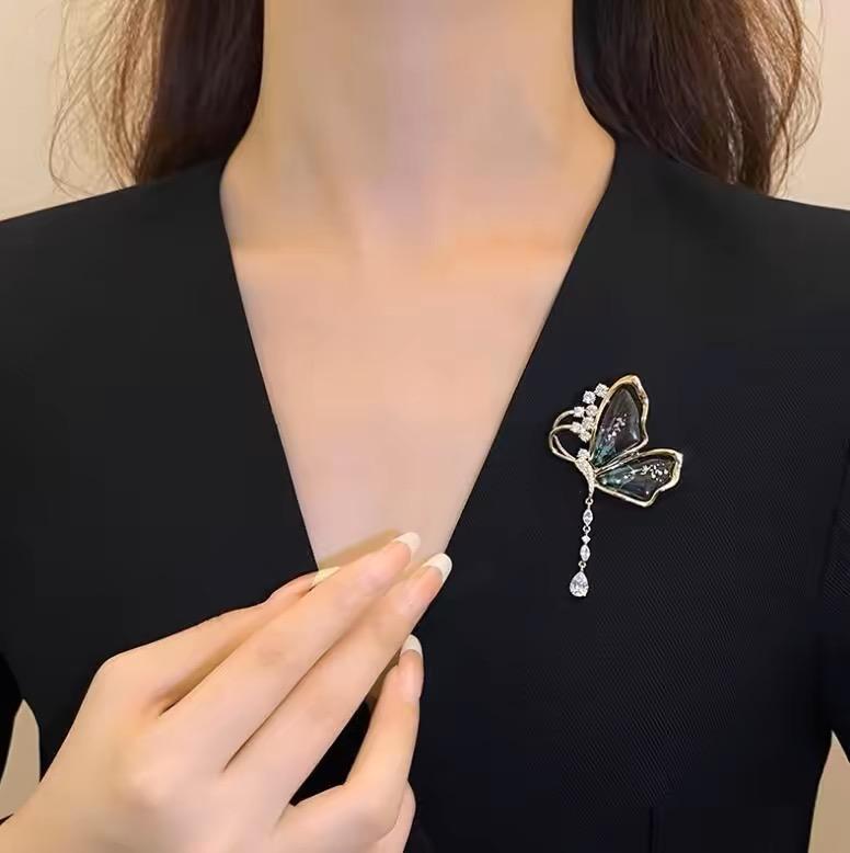 ブローチ 胸飾り 透明 蝶 ハイエンド ファッション 高級感 昆虫モチーフ 衣類 ピン アクセサリー 上品 エレガント