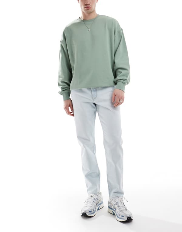 【送料無料】 エイソス メンズ デニムパンツ ボトムス ASOS DESIGN tapered jeans in bleach wash blue Bleach wash