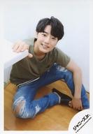 【中古】生写真(ジャニーズ)/アイドル/少年忍者 少年忍者/安嶋秀生/全身・座り・衣装カーキ・デニム・白・黒・右手机・左足立て・右向き・歯見せ/「SUMMER STATION パパママ一番 裸の少年 夏祭り!」グッズオフショット/公式生写真