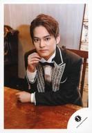 【中古】生写真(ジャニーズ)/アイドル/ジャニーズ 中山優馬/上半身・座り・衣装黒・白・蝶ネクタイ・右手顎・左手曲げ・左向き・口閉じ/「Endless SHOCK」オフショット/公式生写真